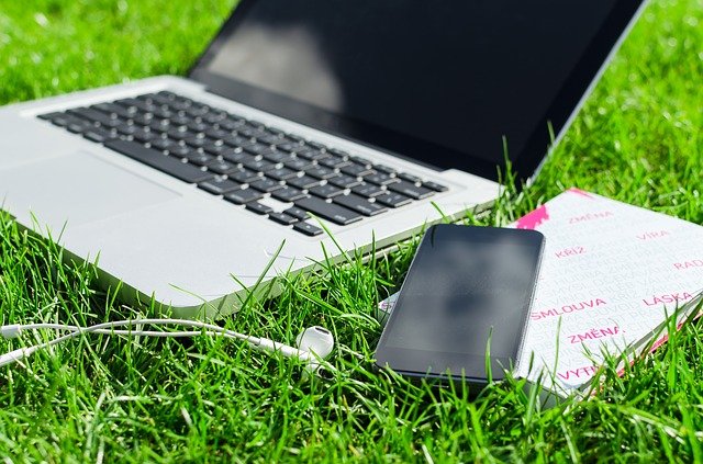 pc a mobil v trávě