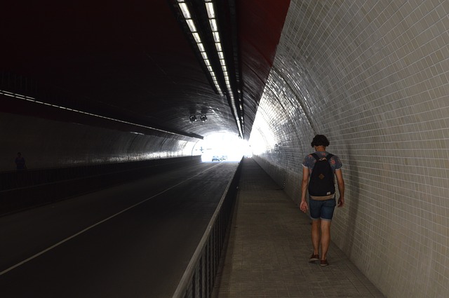 člověk v tunelu