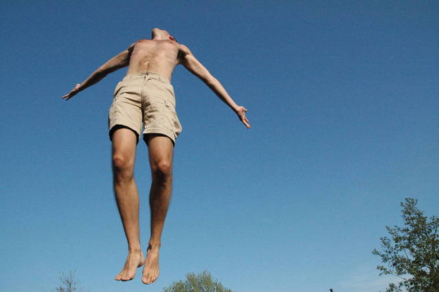 muž při výskoku z trampolíny.jpg