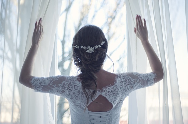 Nevěsta stojící u okna.jpg