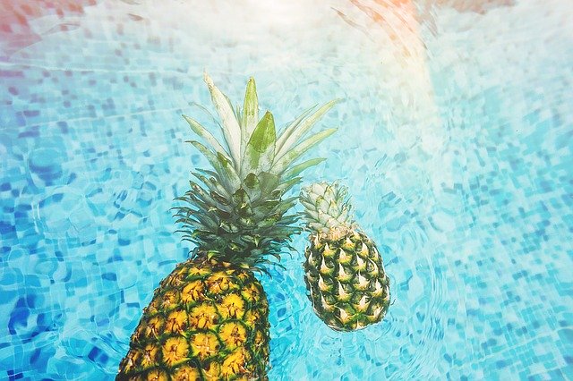 dva ananasy v bazénu