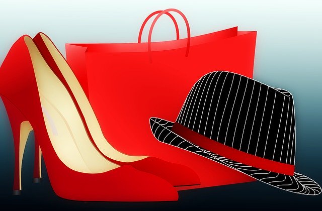 klobouk, lodičky a červená nákupní taška