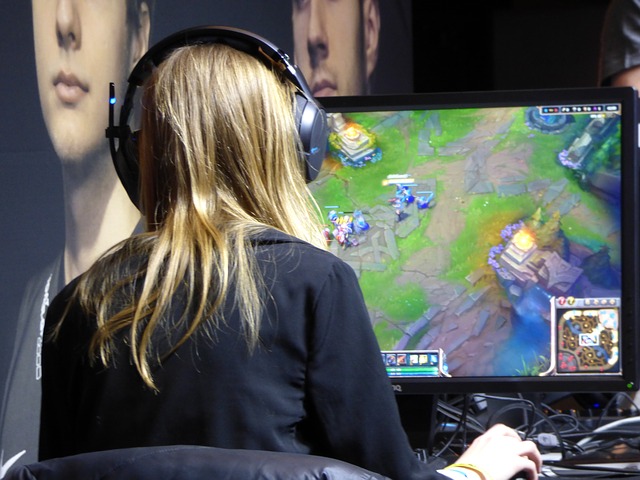 žena hrající PC hry