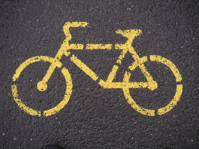 označení cyklostezky na asfaltu